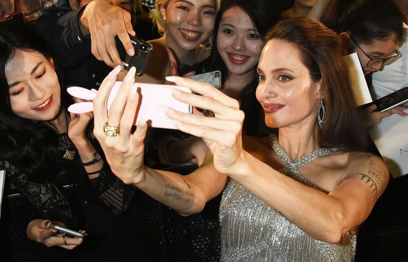 Анджелина Джоли с фанатами