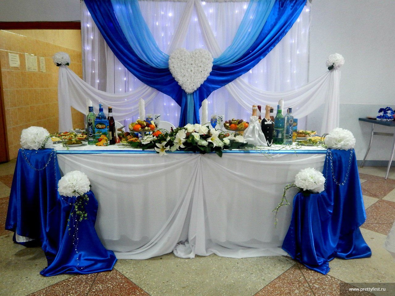 стол жениха и невесты в синем цвете