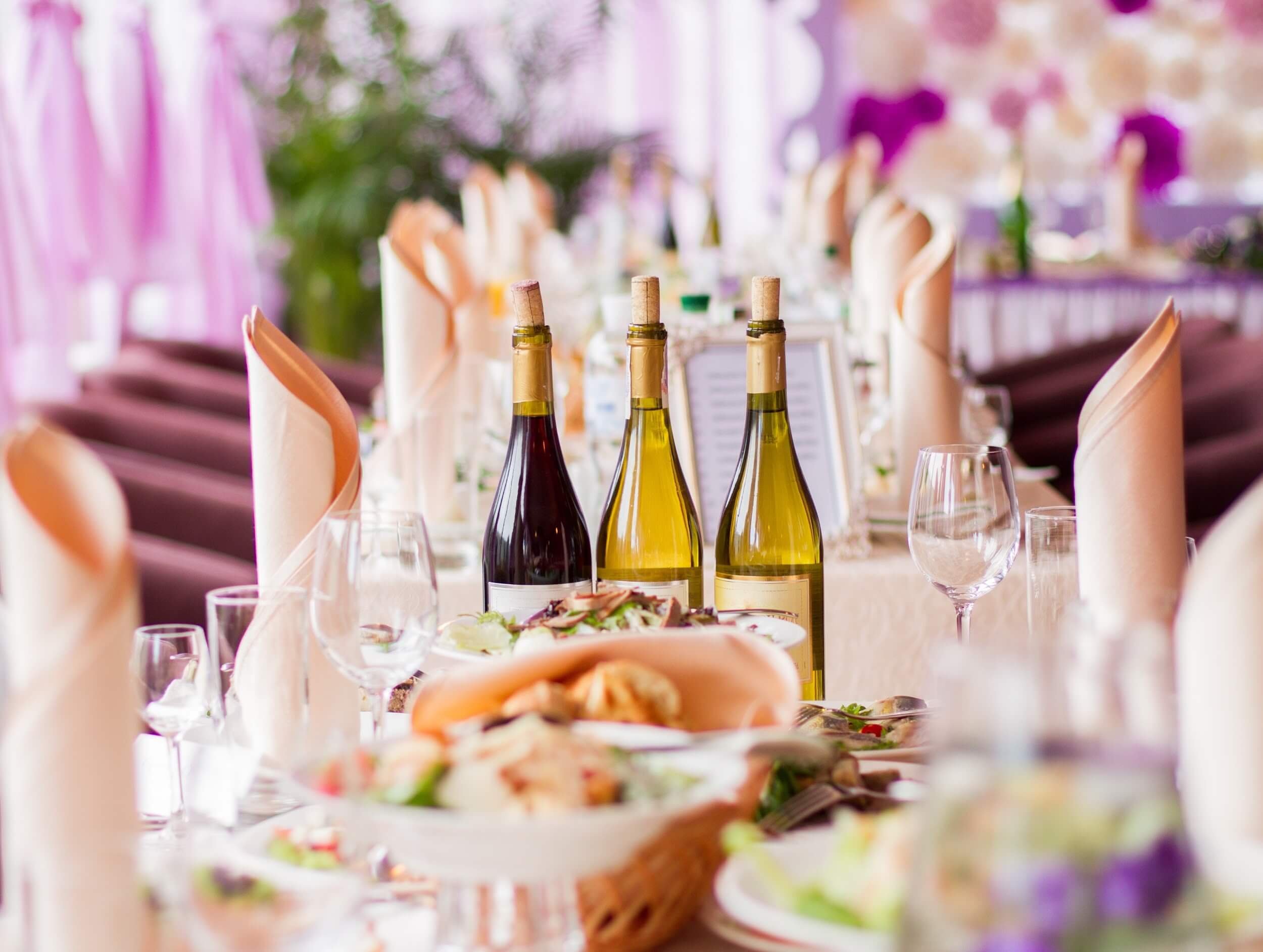 Свадебный стол с едой и напитками