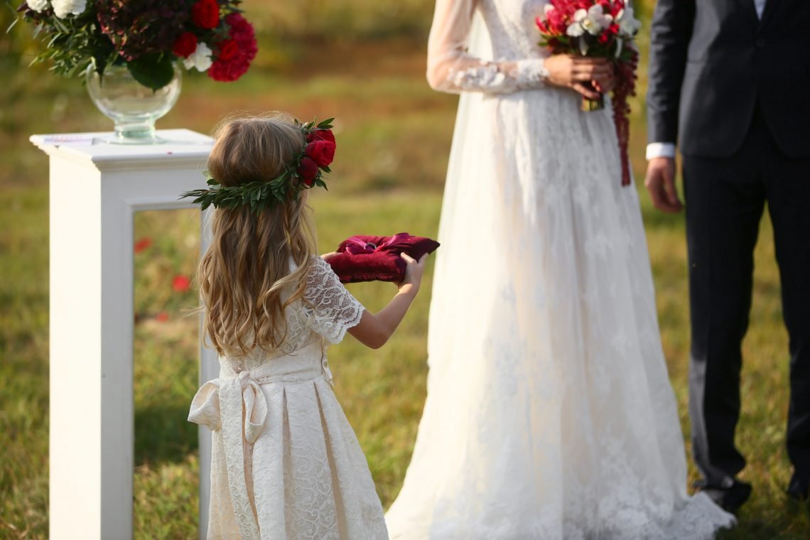 Девочка несет кольца на свадьбе