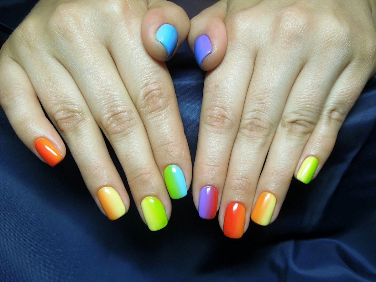 Дизайн маникюра разного цвета. Разноцветные ногти. Маникюр с разными цветами. Яркий разноцветный маникюр. Однотонные разноцветные ногти.