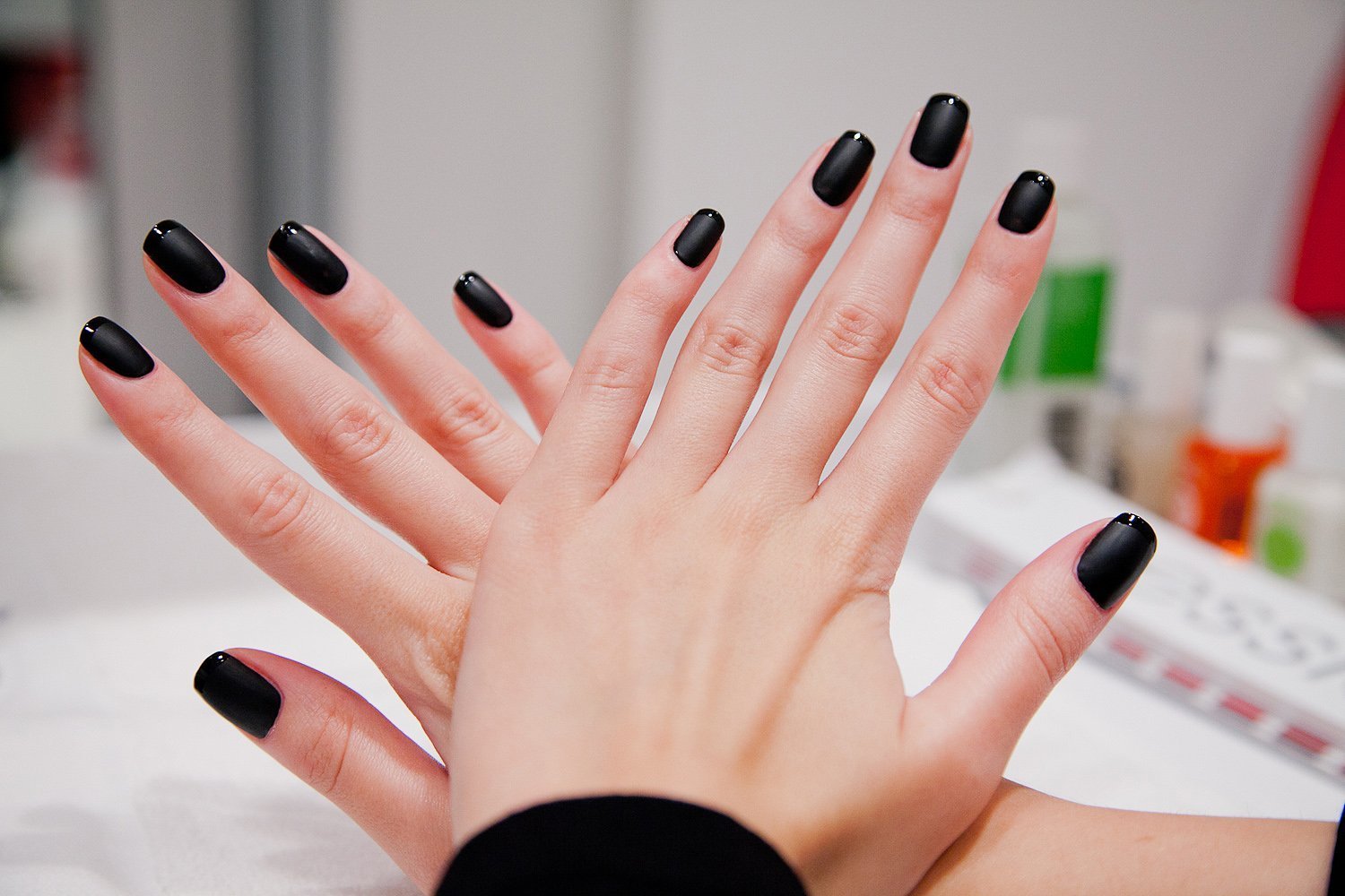 Маникюр одна черная другая. Черные ногти. Маникюр с черным лаком. Красивый черный маникюр. Черные короткие ногти.