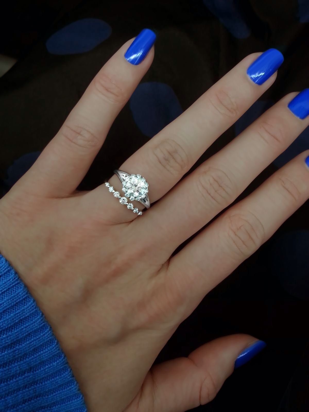 Обручальное кольцо с синим камнем