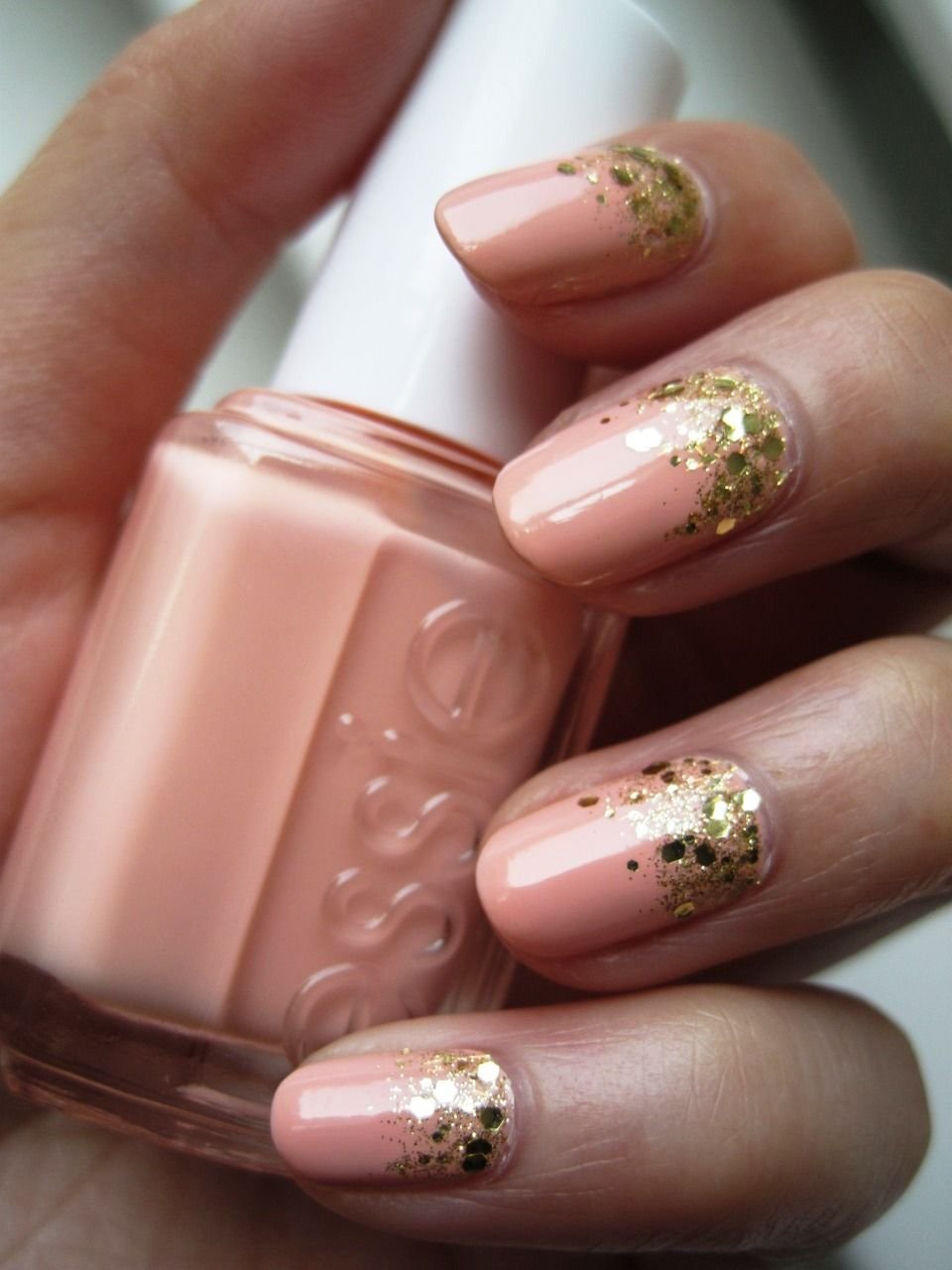 Ногти розовые золотые