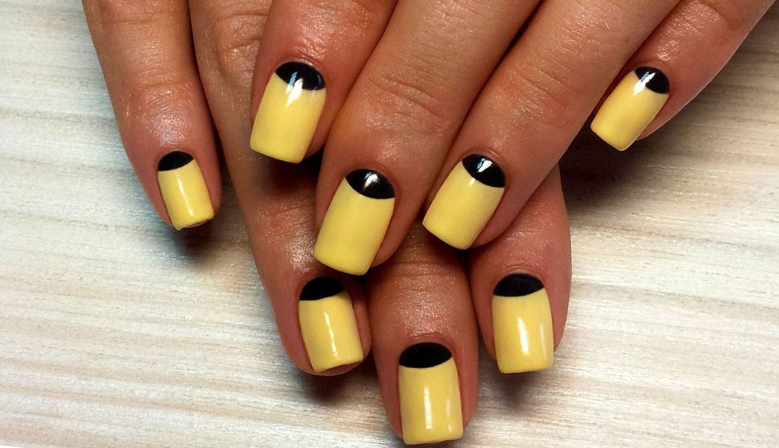Идеи желтого маникюра. Желтый маникюр. Маникюр жёлтый с чёрным. Ногти желтые с черным. Дизайн ногтей желтый.