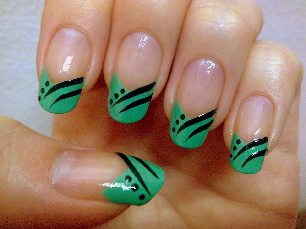 Ногти френч для начинающих. Рисунки на ногтях. Простые рисунки на ногтях. Зеленые ногти. Салатовый маникюр.