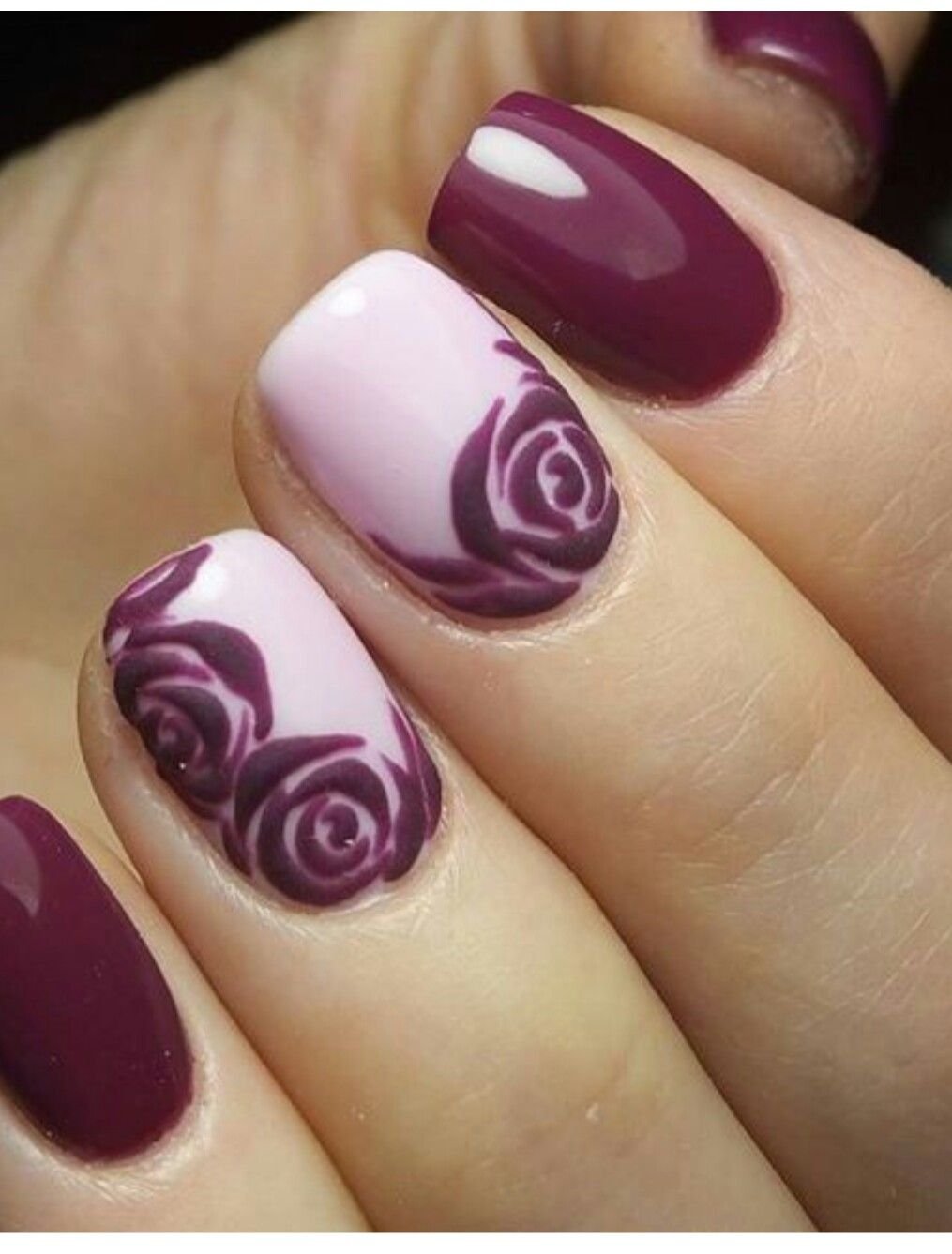 Дизайн ногтей розы. Маникюр с розами. Бордово фиолетовый маникюр. Бордовые ногти. Маникюр на короткие ногти бордовые оттенки.