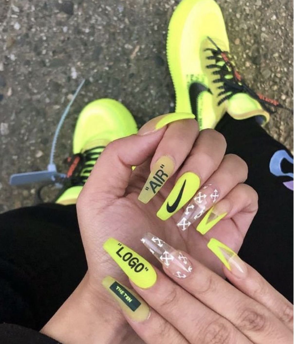 Ногти найк. Стиль Nike 2022. Яркие ногти острые на лето. Спортивные ногти.