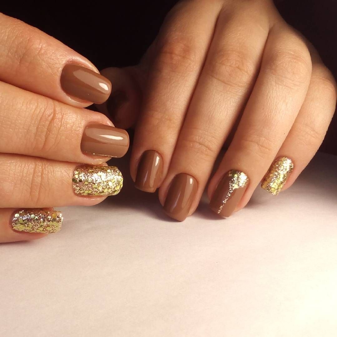 Дизайн ногтей золотом цвете. Золотые ногти. Золотой маникюр. Маникюр с золотом. Бежево золотистый маникюр.