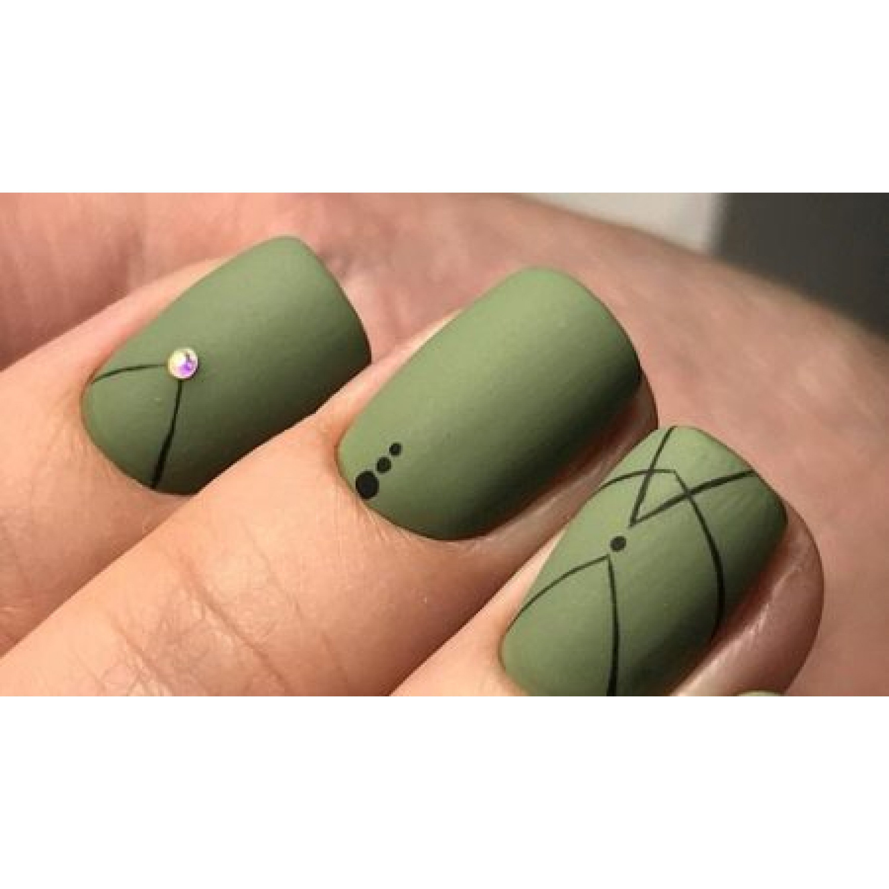 Дизайн хаки. Маникюр зеленый. Маникюр в зеленых тонах. Зеленые матовые ногти. Маникю в зелёных тонах.
