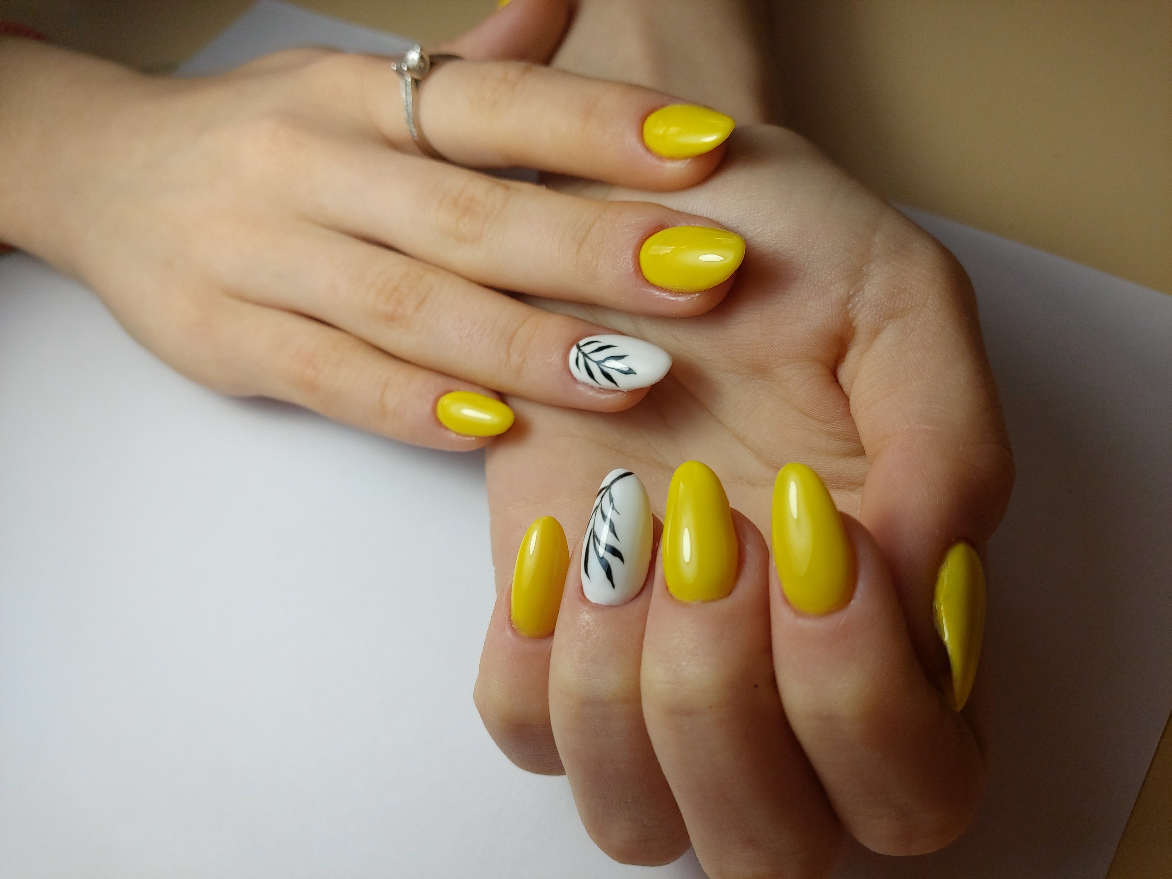 Ногти новинки желтые