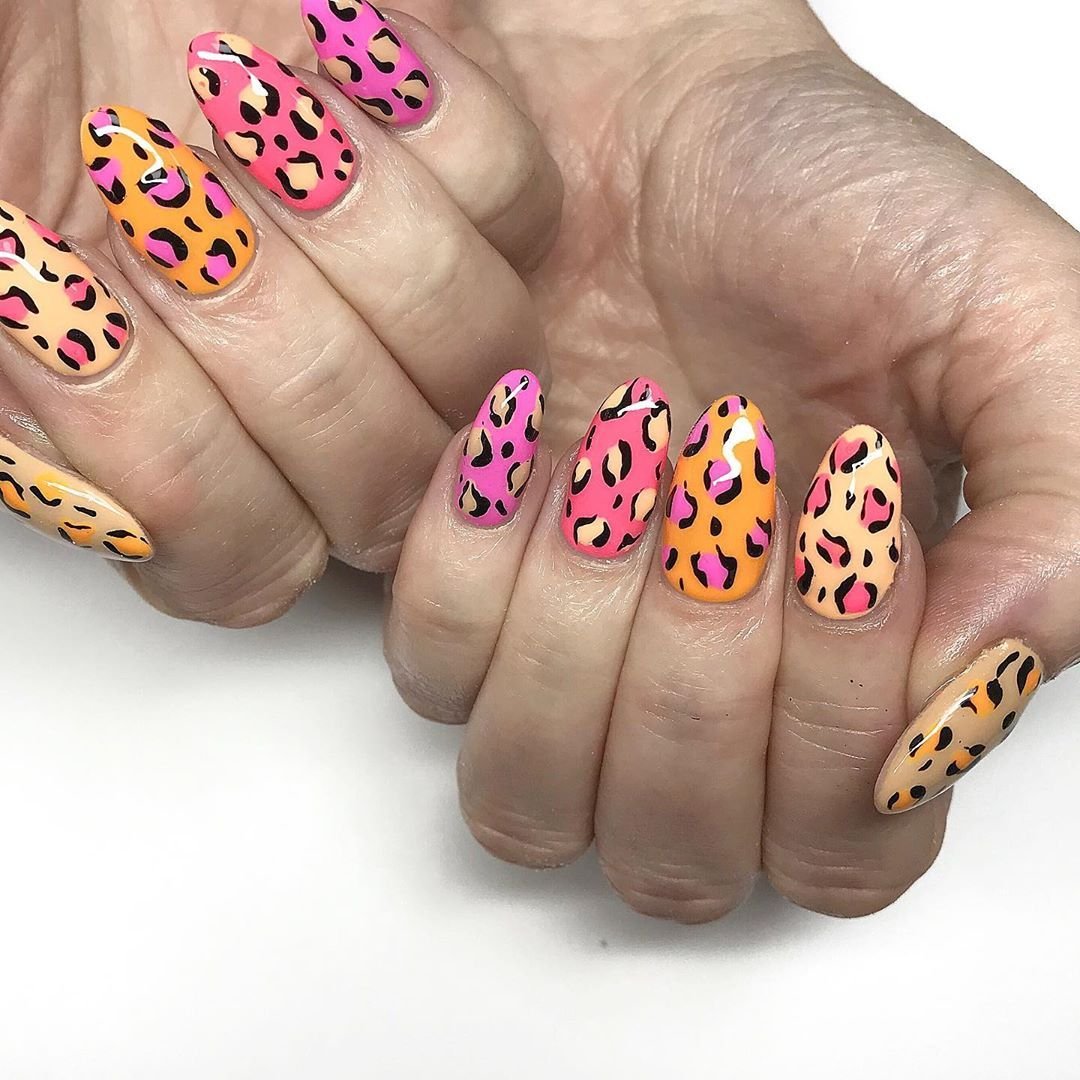 Дизайн ногтей с принтом. Яркий леопардовый маникюр. Яркие ногти с леопардовым принтом. Леопардовые ногти. Яркий маникюр с леопардовым принтом.
