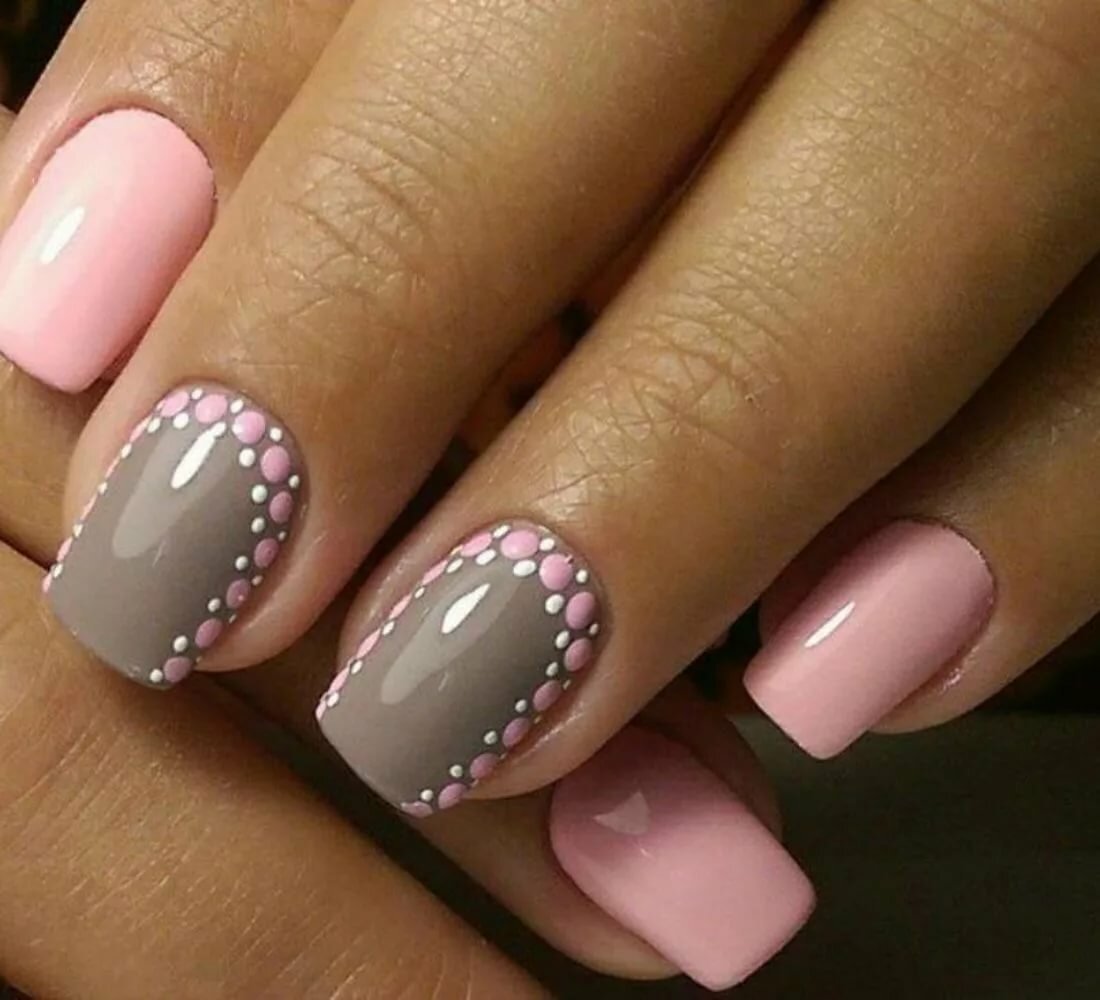 Простые дизайны гель лаком. Розовые ногти. Розовый маникюр на короткие ногти. Маникюр на короткие ногти розовый цвет. Ногти серо розовые.