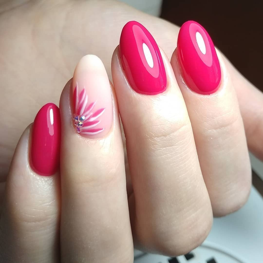Маникюр миндаль на март. Малиновый цвет ногтей. Красно розовые ногти. Ярко розовые ногти.