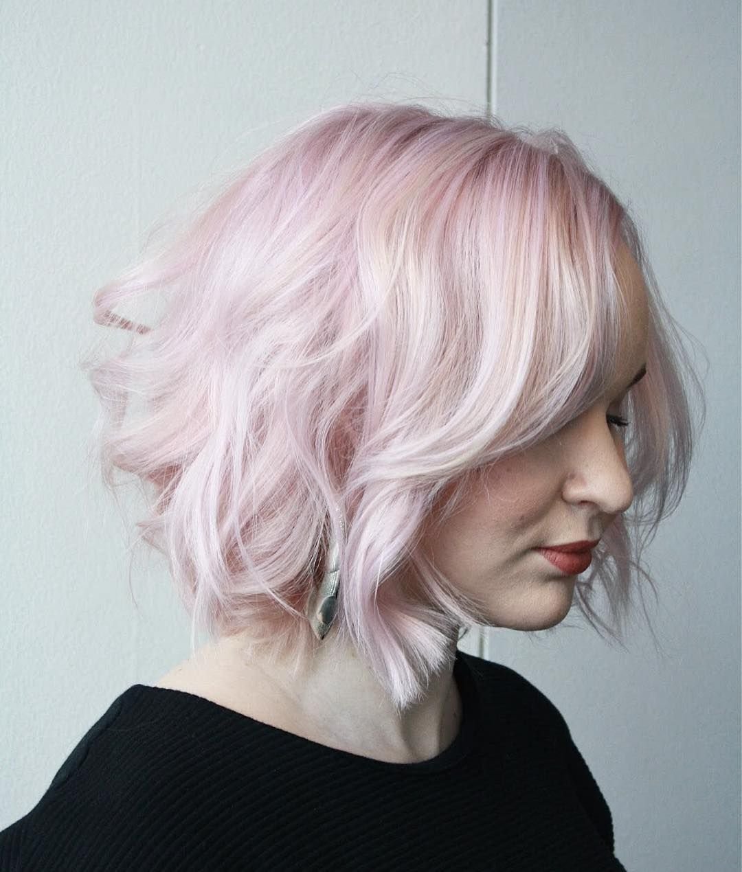 Жемчужно розовые волосы. Розовые волосы каре. Светло розовые волосы каре. Пепельный цвет волос с розовым оттенком. Пастельно-розовый цвет волос.