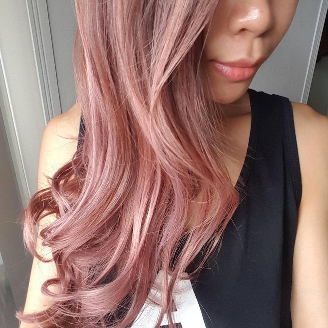Темно розовая краска. Роуз Голд цвет на темные волосы. Русые волосы с розовым отливом. Коричнево розовые волосы. Окрашивание волос с розовым оттенком.