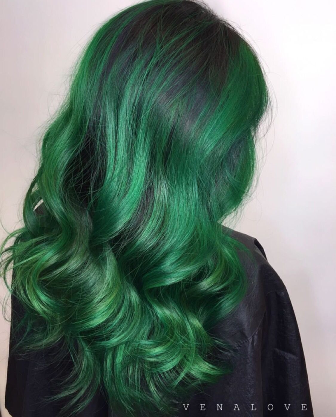 Ярко болотный. Изумрудный цветтволос. Зеленые волосы. Темно зеленые волосы. Темно зеленый цвет волос.