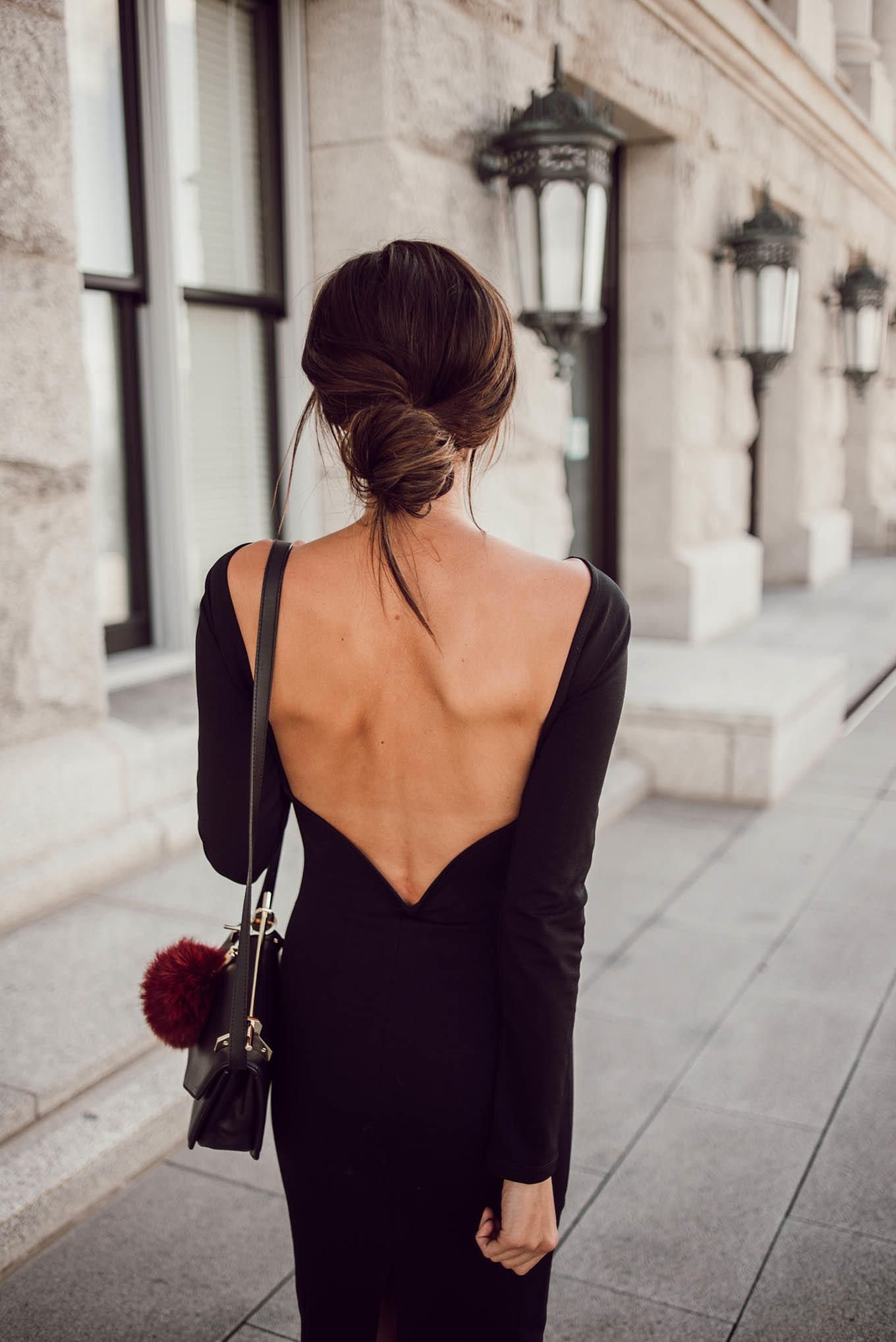 Фото красивые женщины спиной. Платье с красивой спиной. Девушка в платье со спины.