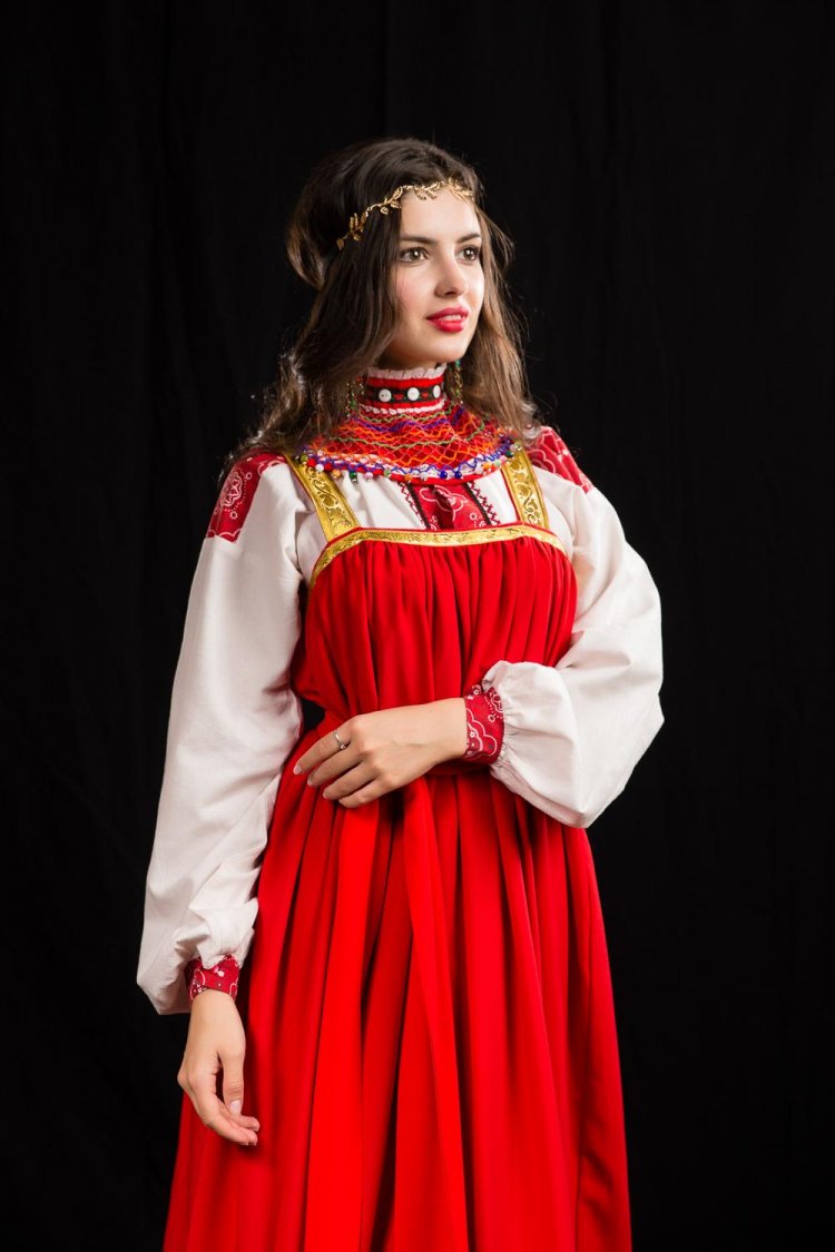 Женщина в русском народном костюме