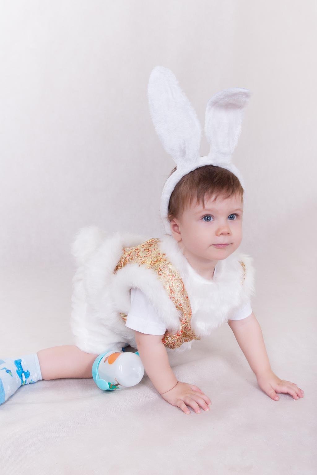 Девочка в костюме зайки. Костюм зайца. Костюм зайца для девочки. Костюм зайки для девушки. Ребёнок в костюме зайчика.