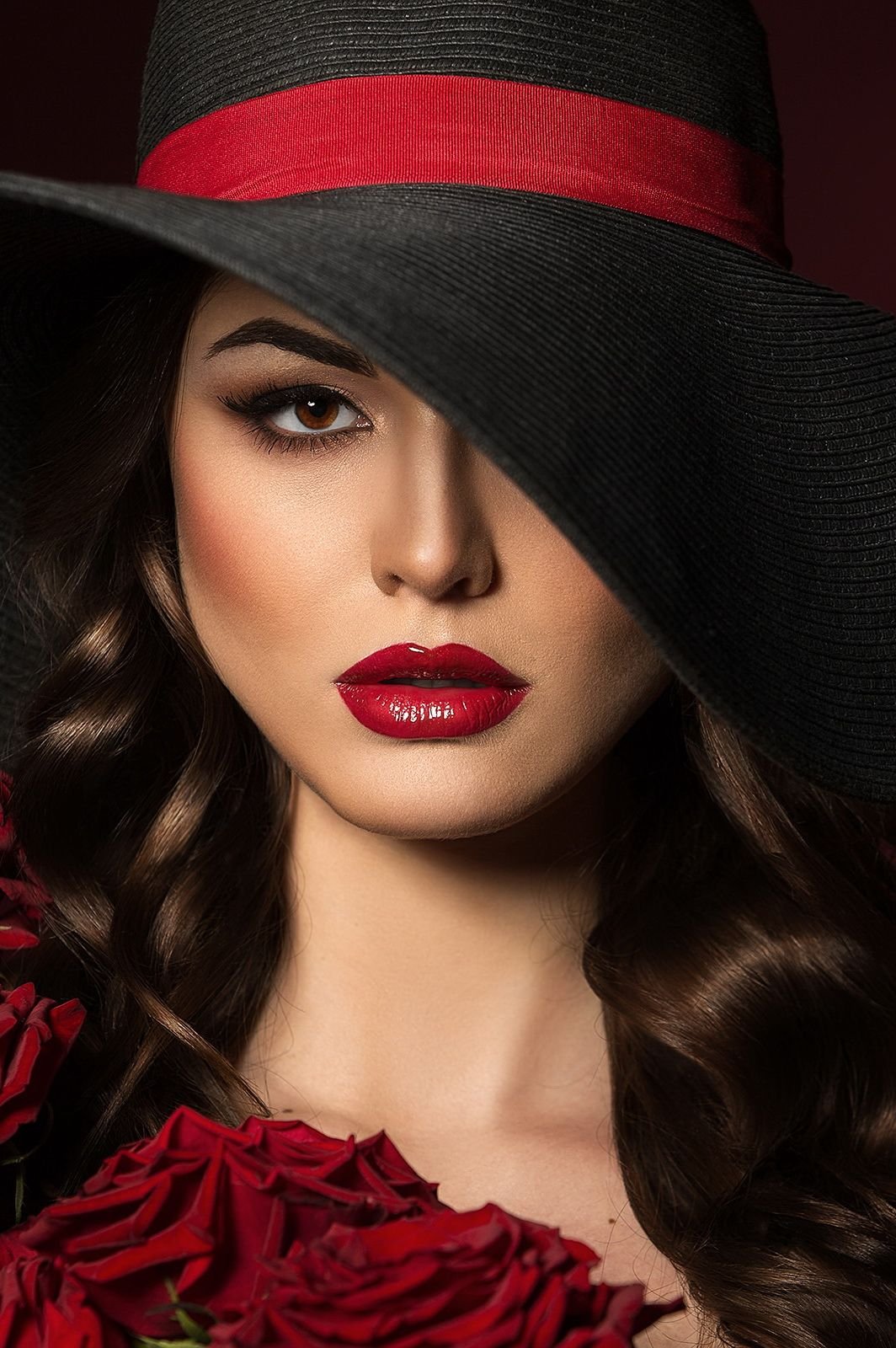 Очаровательная леди. Женщина в шляпе с красными губами. Девушка в шляпе с красными губами. Красивая женщина в шляпе. Девушка в шляпке.