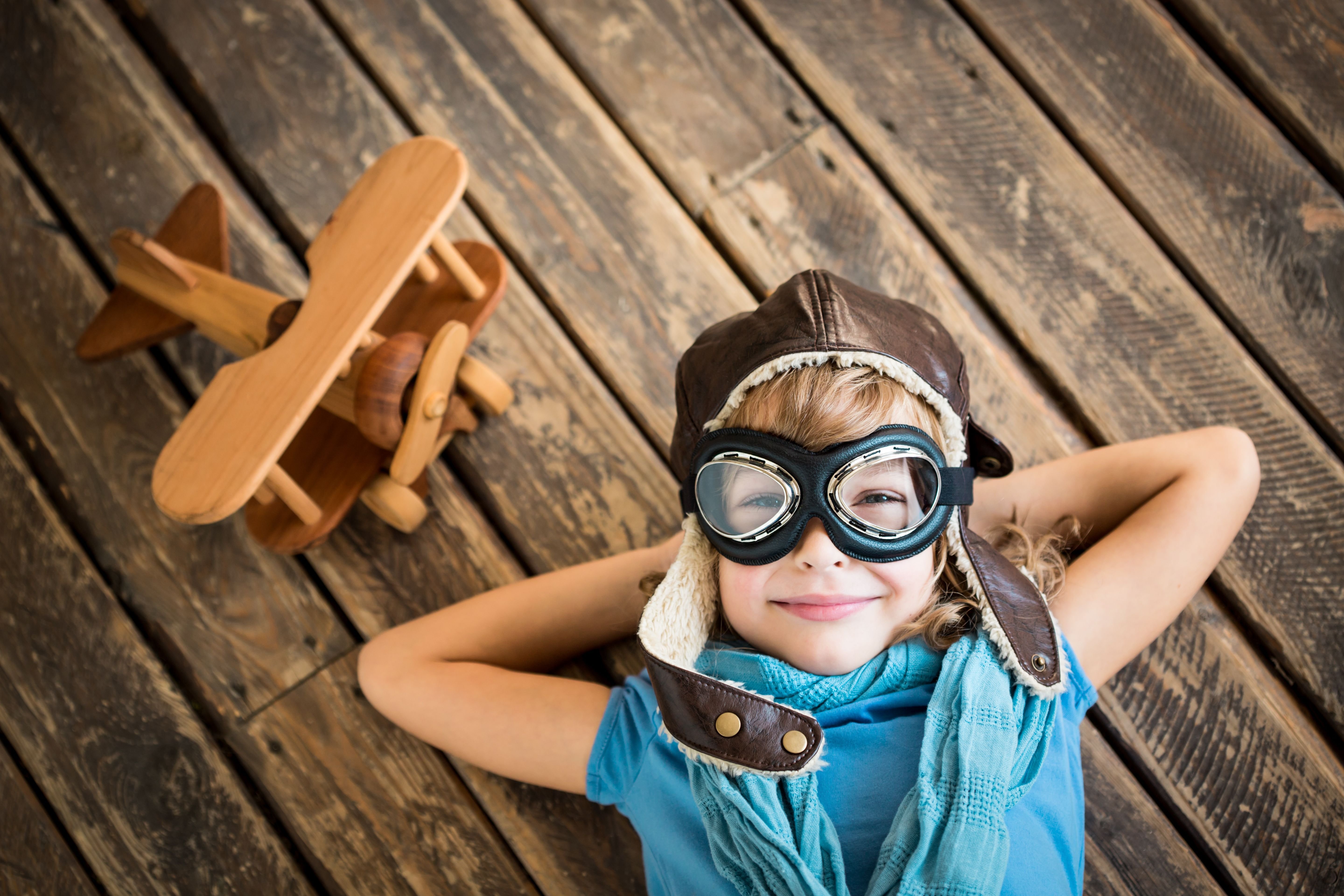 Мечтаю ю. Фотосессия летчики дети. Девочка с самолетиком. Самолет для детей. Ребенок в летном шлеме.