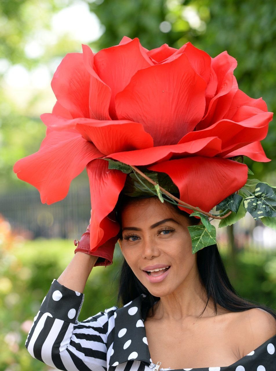 Шляпа растение. Шляпка. Шляпа цветок. Необычные шляпы из бумаги. Цветочная шляпка.