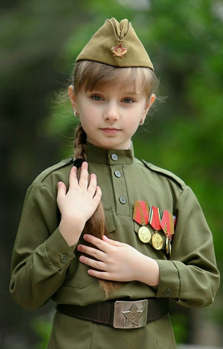 Маленькие дети 9 мая. Дети в военной форме. Девочка в военной форме. Малыш в военной форме. Реьерк в военной форме.