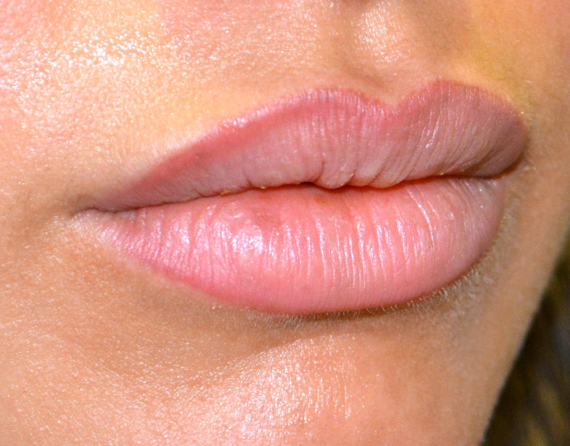 Перманентный контур губ. Татуаж губ светлый кайал. Перманент губ контур с растушевкой. Перманент губ с растушевкой натуральный.
