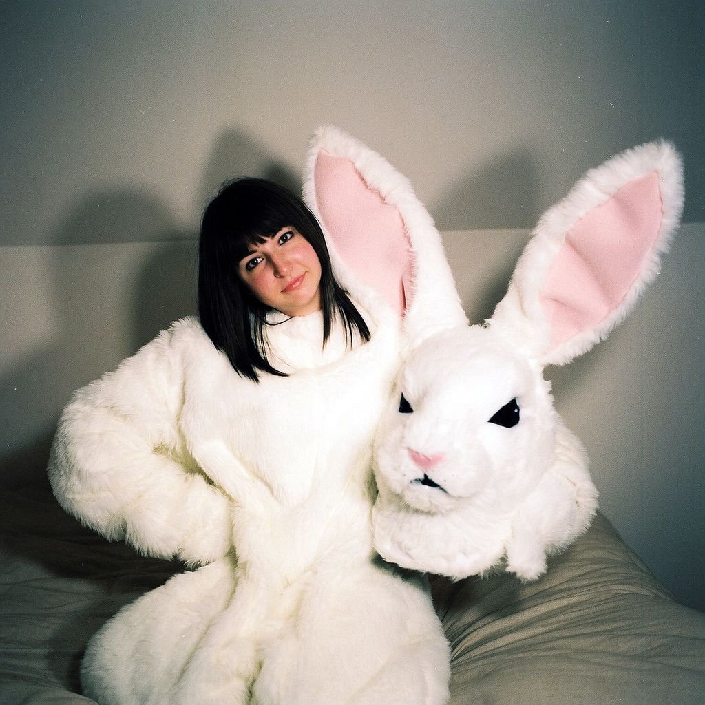 Подруги зайчики. Девушка в костюме кролика. Девушка заяц. Костюм зайца. Пушистый заяц.