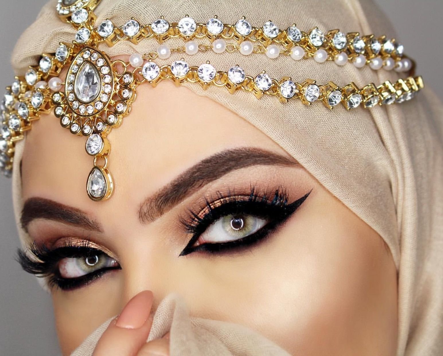 Красивое фото восточных. Восточный макияж Жади. Арабский макияж. Восточный макияж глаз.