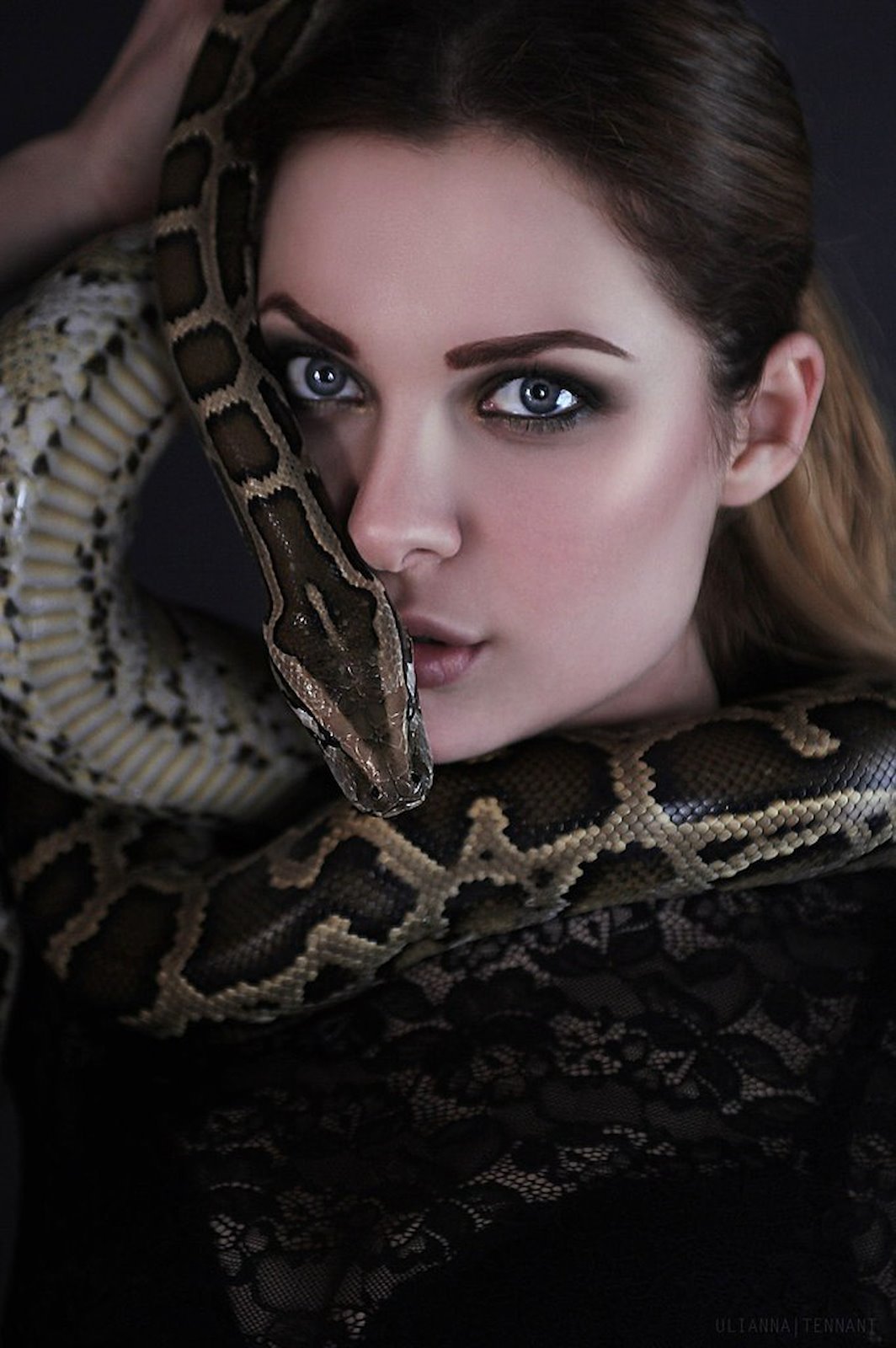 Змея про женщину. Девушка змея. Девушка со змеями. Фотосессия со змеями. Макияж змеи.