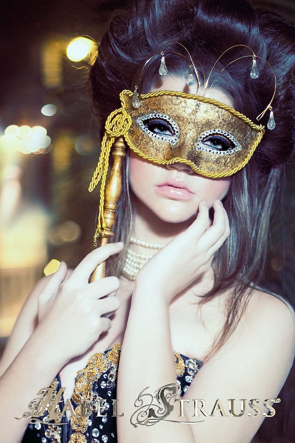 Красивая девушка в маске