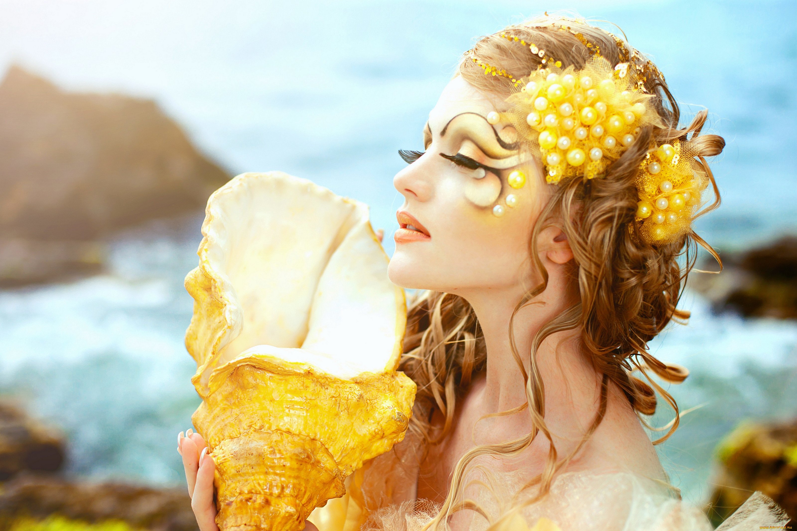 Женщины золотые рыбки. Женщина в ракушке. Образ русалки для фотосессии. Море ракушки девушка. Русалка с ракушкой.