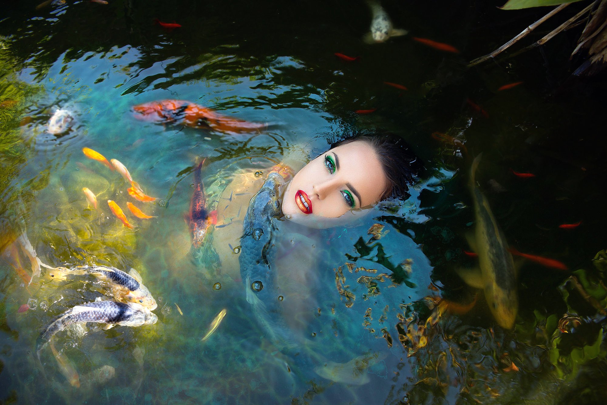 Женщины золотые рыбки. Девушка в воде. Девушка под водой. Рыба в воде. Женщина вода.