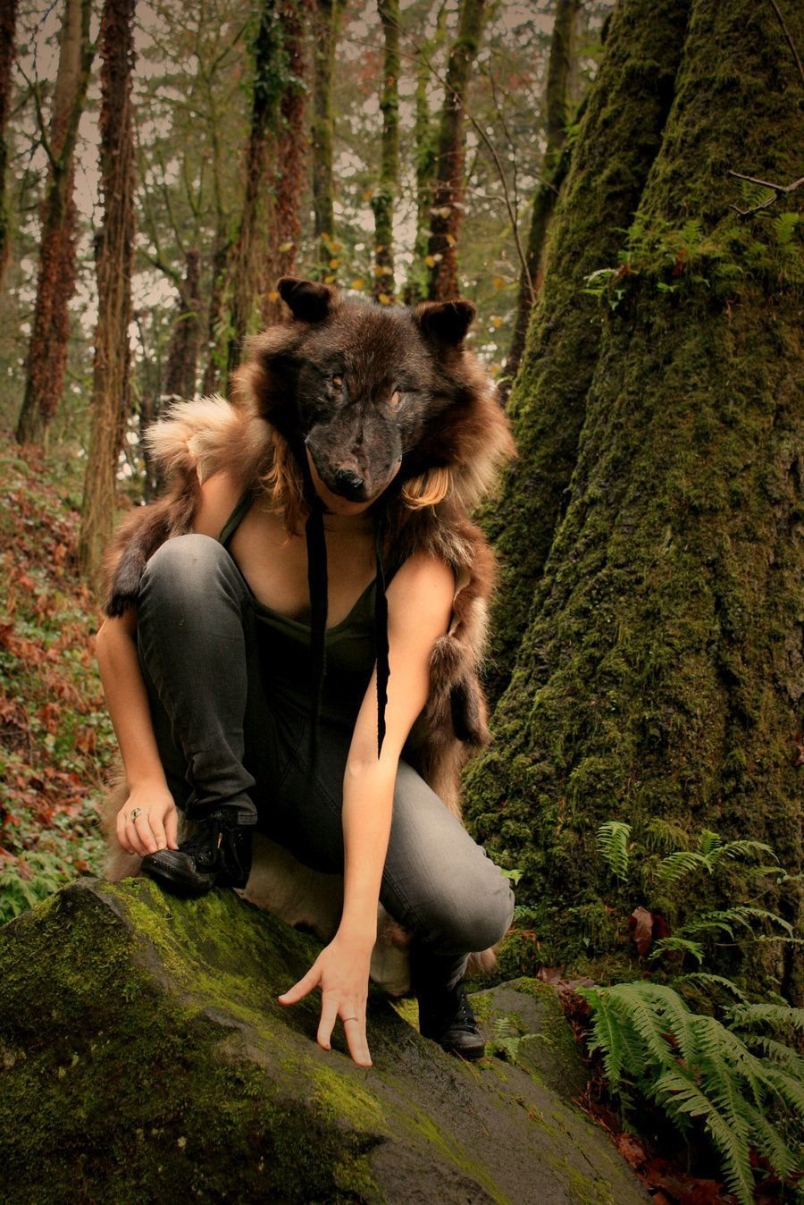 Красивая дикая девушка. Девушка с волком. Волчица и девушка. Девушка с волком в лесу. Женщина оборотень.