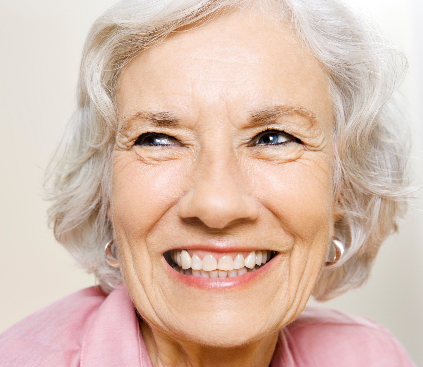 Что делать после 60. Женщина улыбается. Пожилая женщина улыбается. Женщина в возрасте улыбается. Женщина средних лет улыбается.