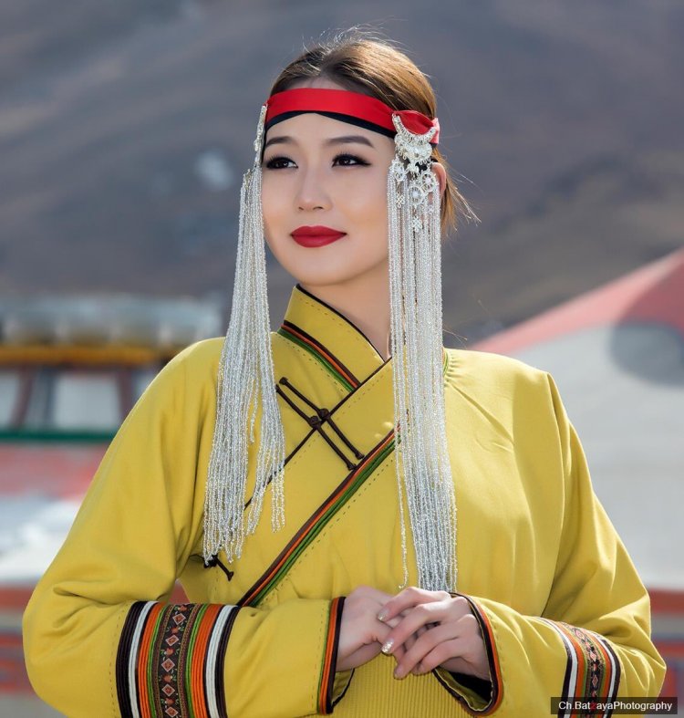 Монгольская женская шапка.