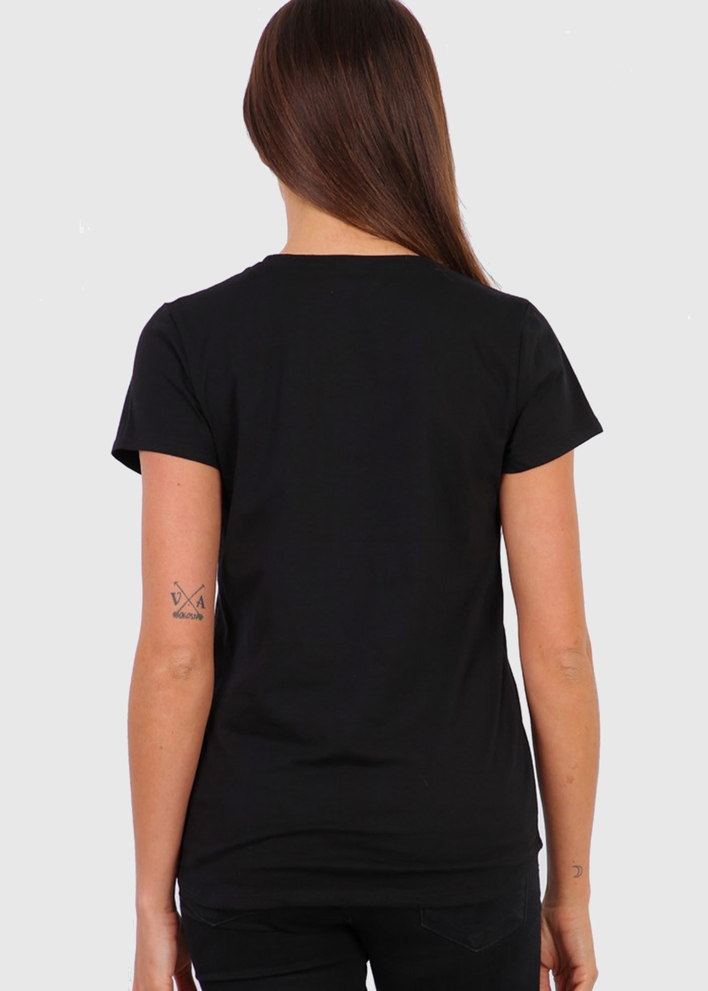 Девушка в черной футболке со спины