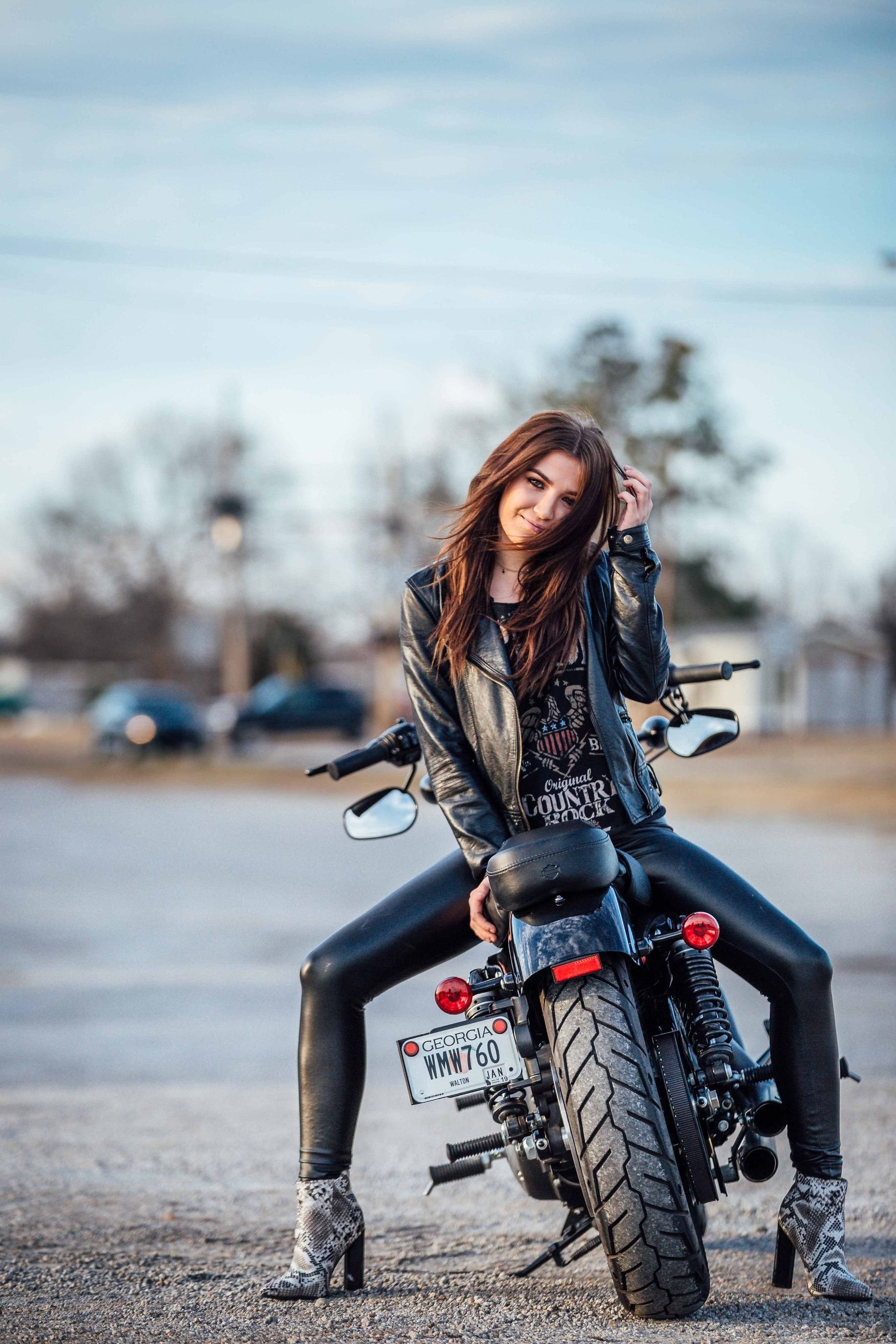 Про девушку на мотоцикле. Девушка на мотоцикле. Девушка байкер.