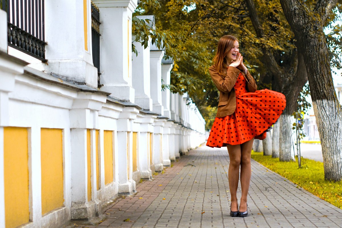 Девушка в платье на улице
