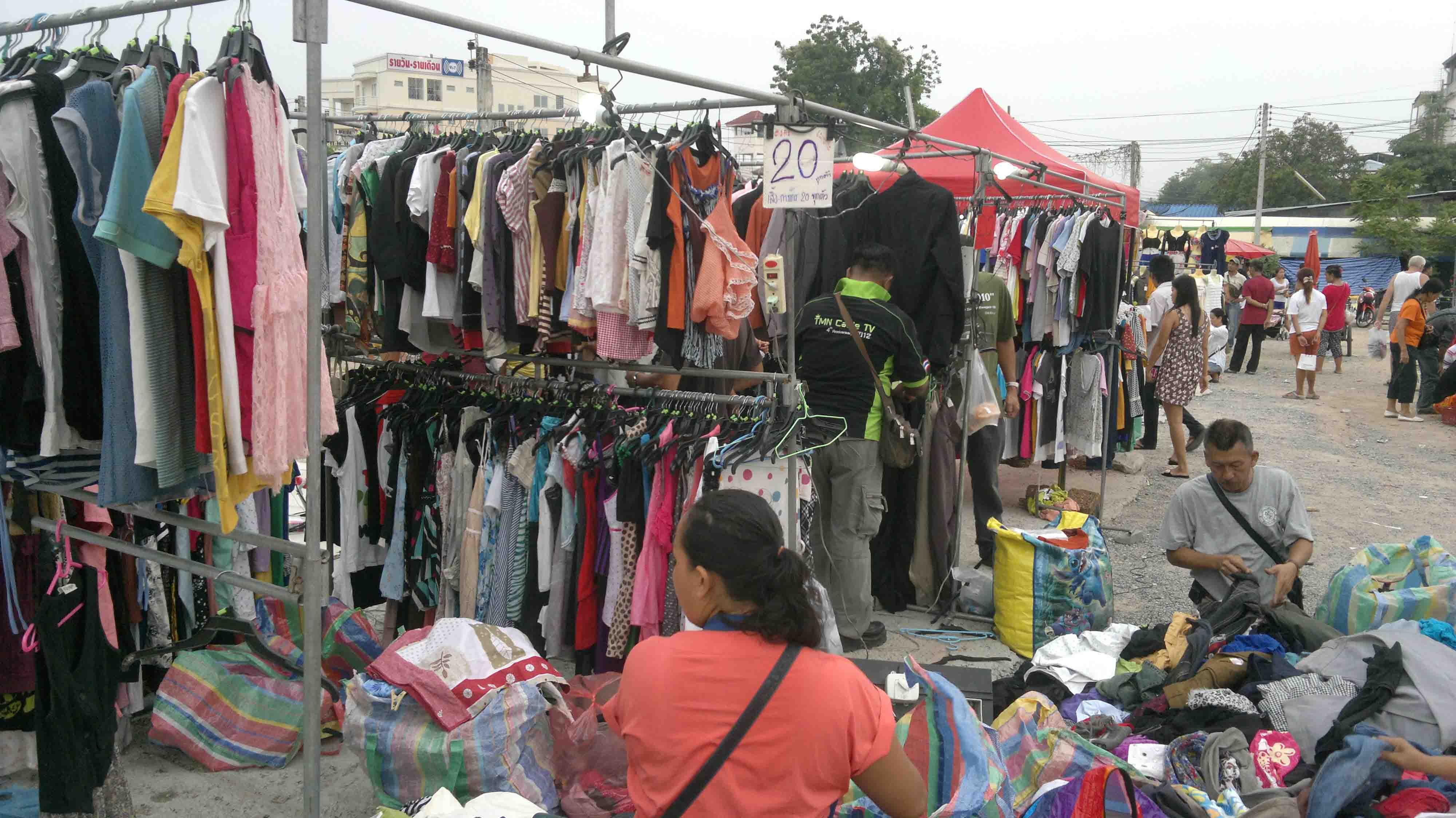 Вещевой рынок. Вещи с рынка. Уличный рынок одежды. Продавщица на вещевом рынке. Шмотки с рынка.
