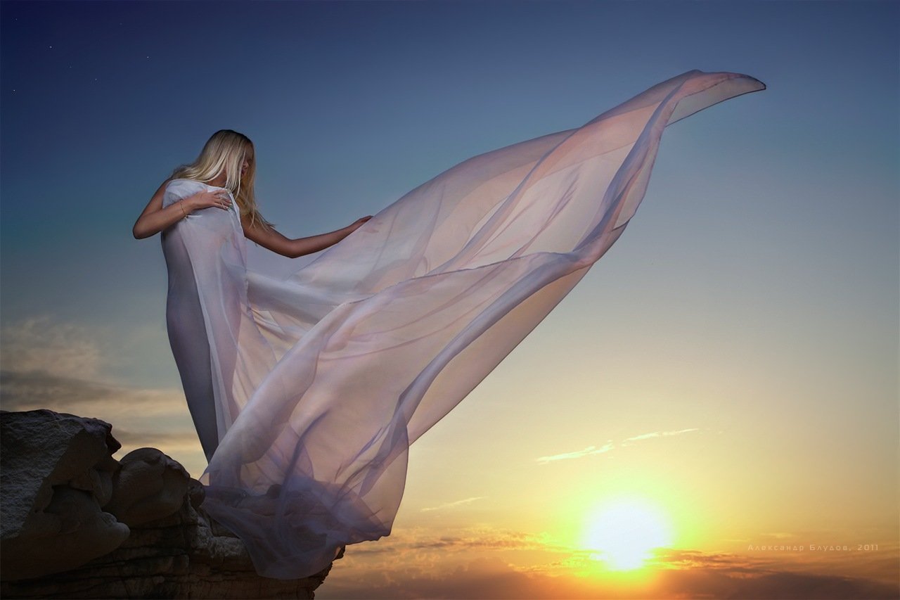 Ласковый ветер дул. Девушка в платье на ветру. Развивающееся платье. Платье развивается на ветру. Развивающиеся на ветру платье.