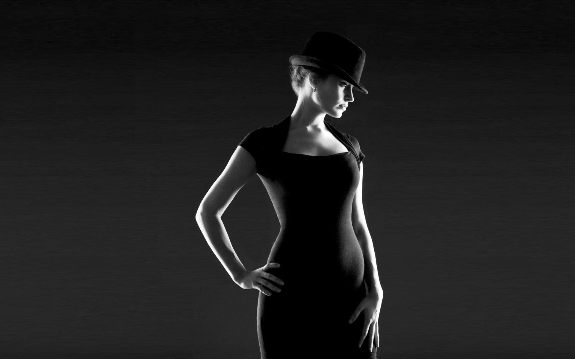 Клип черный фон. Девушка в шляпе. Фотосессия на темном фоне. Девушка на черном фоне. Элегантная девушка.