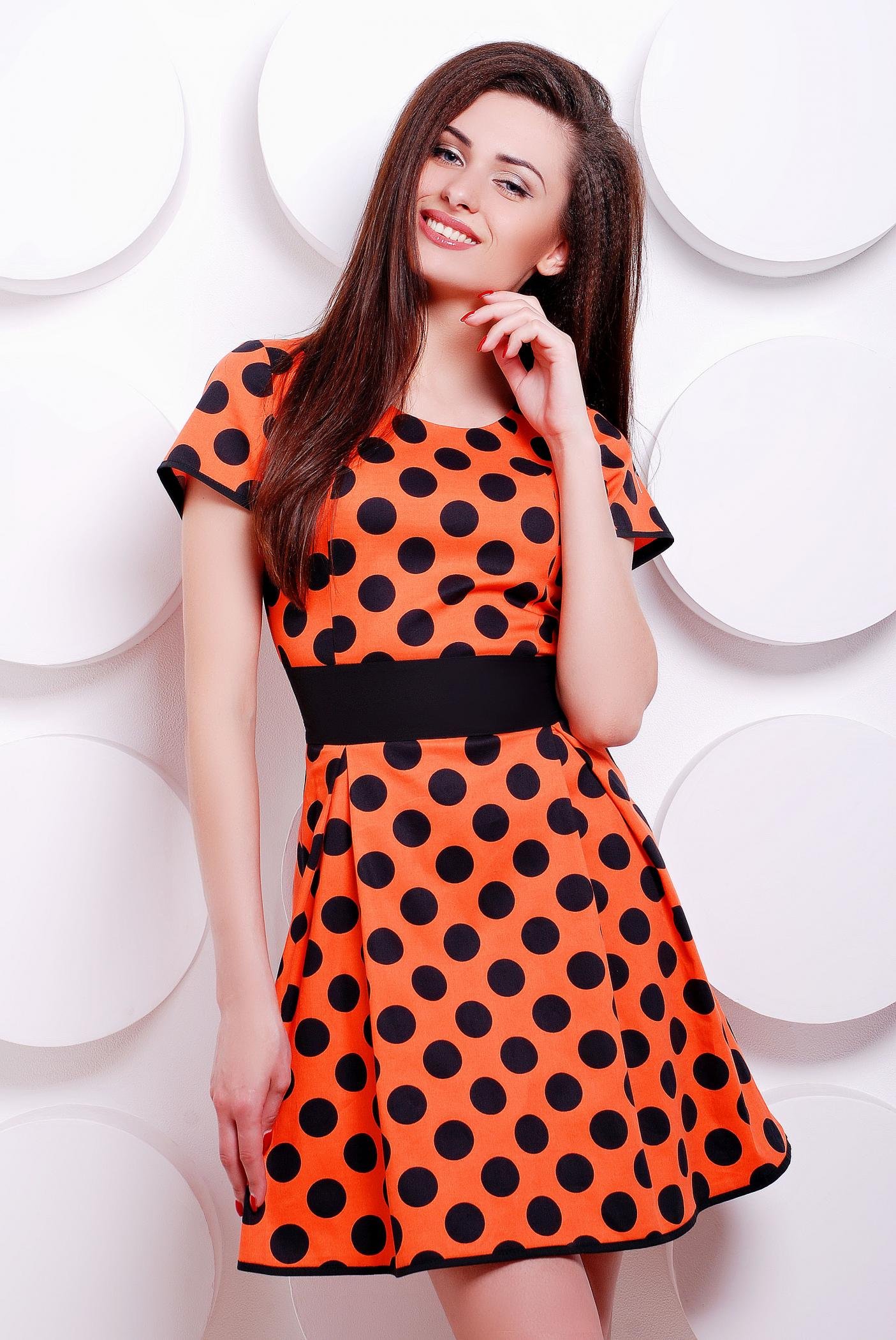 Платье в крупный горох. Платье в горошек. Оранжевое платье в горошек. Черно оранжевое платье.