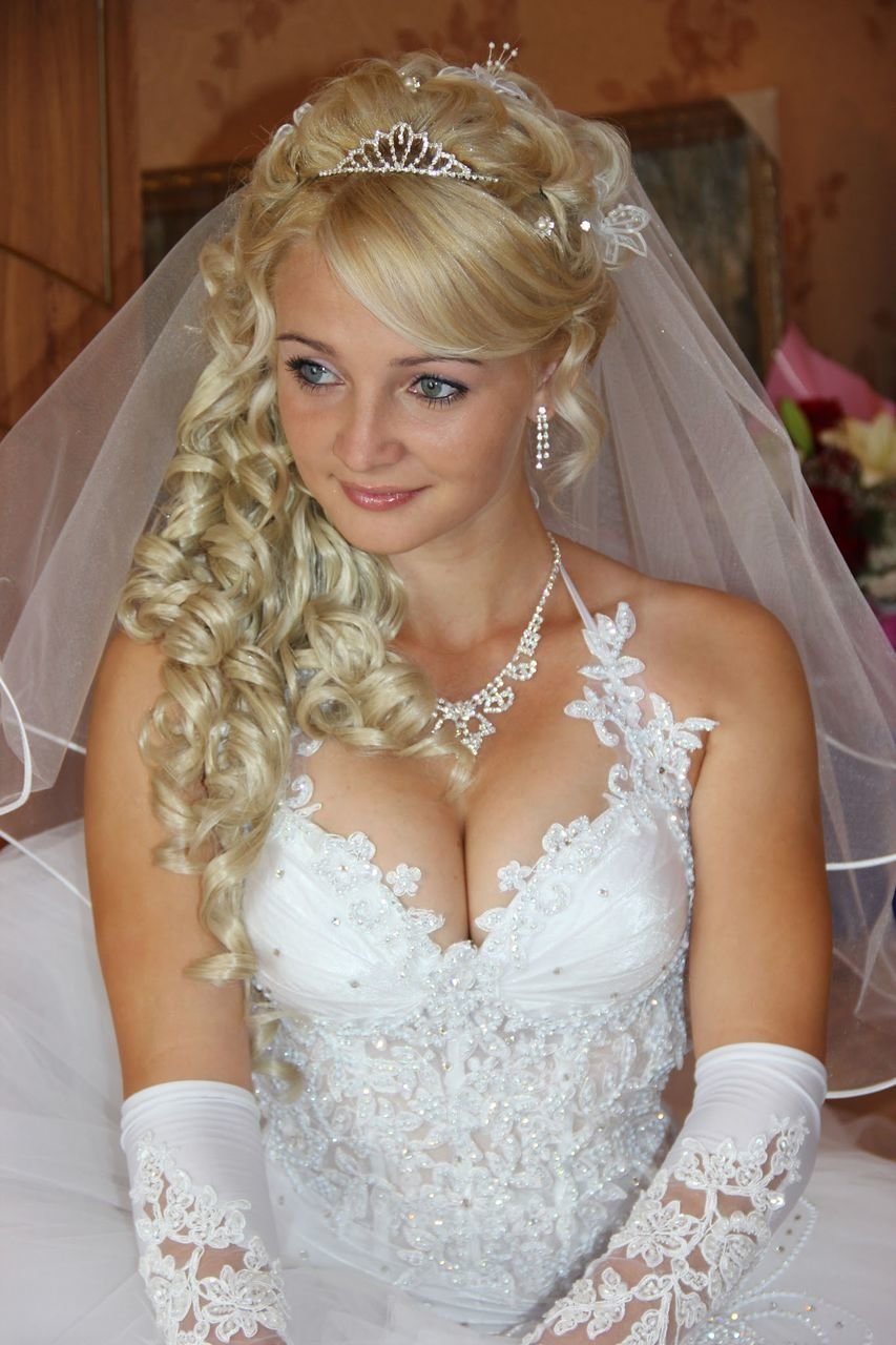 Красивая русская невеста. Прически Свадебные Свадебные прически с фатой и диадемой. Свадебные причёски на длинные волосы с фатой и диодемой. Прически с челкой и фатой. Свадебные причёски на средние волосы с фатой.