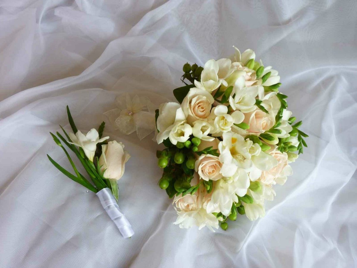 Букеты на свадьбу маленькие. Букет невесты "фрезия". Фрезии букет невесты. Букет невесты розы и фрезии. Букет белых фрезий.