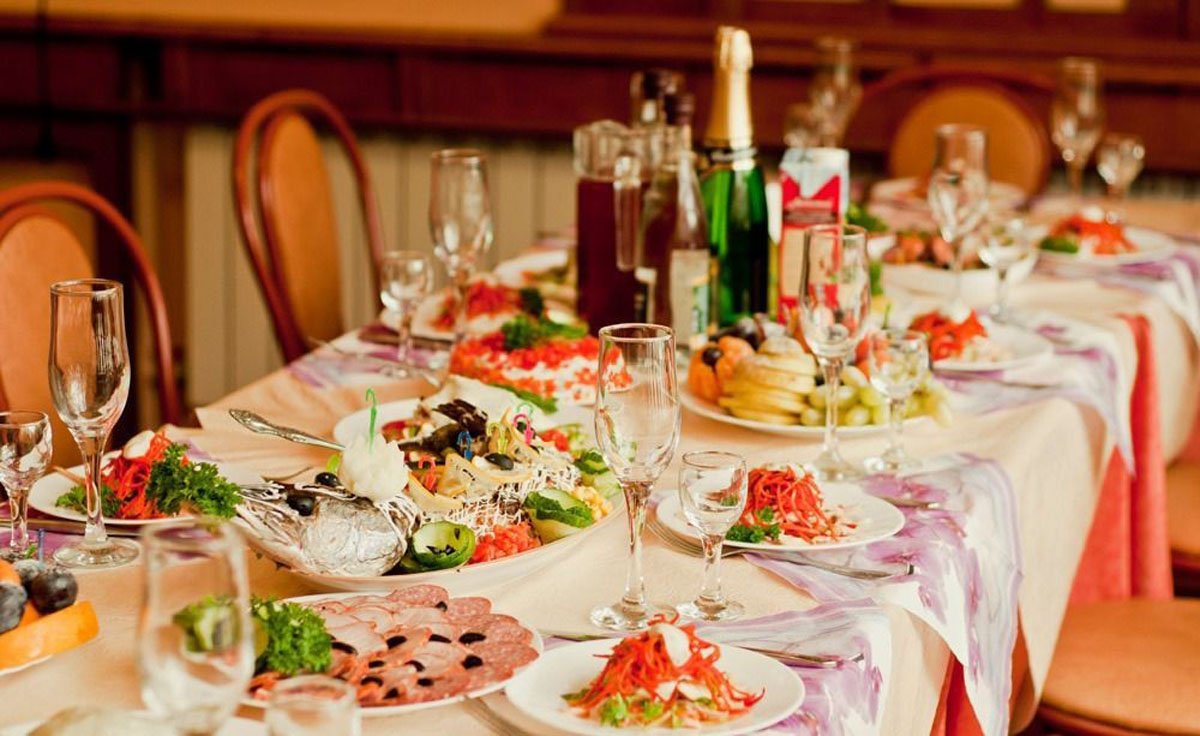 Банкетный столик. Свадебный стол с едой. Красивый праздничный стол. Накрытый стол. Банкет.