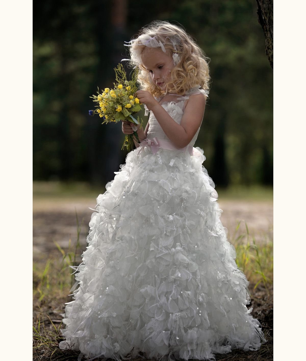 Девочка в платье невесты