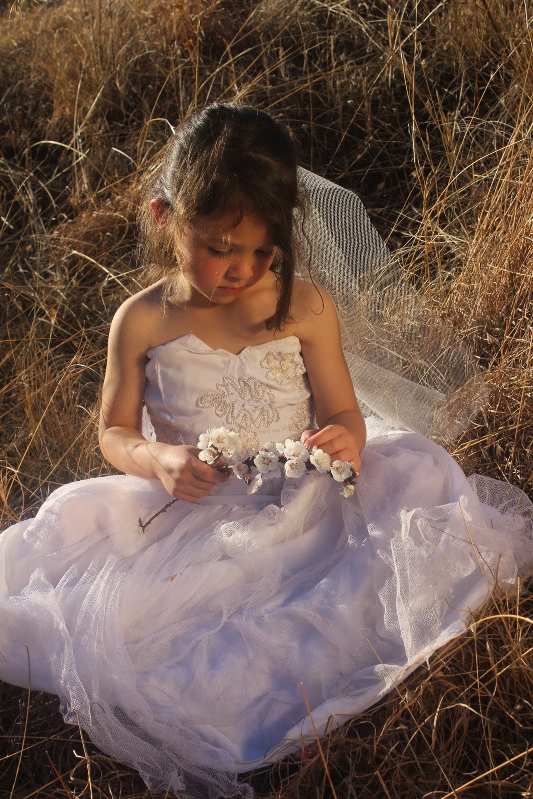 Мальчик в свадебном платье